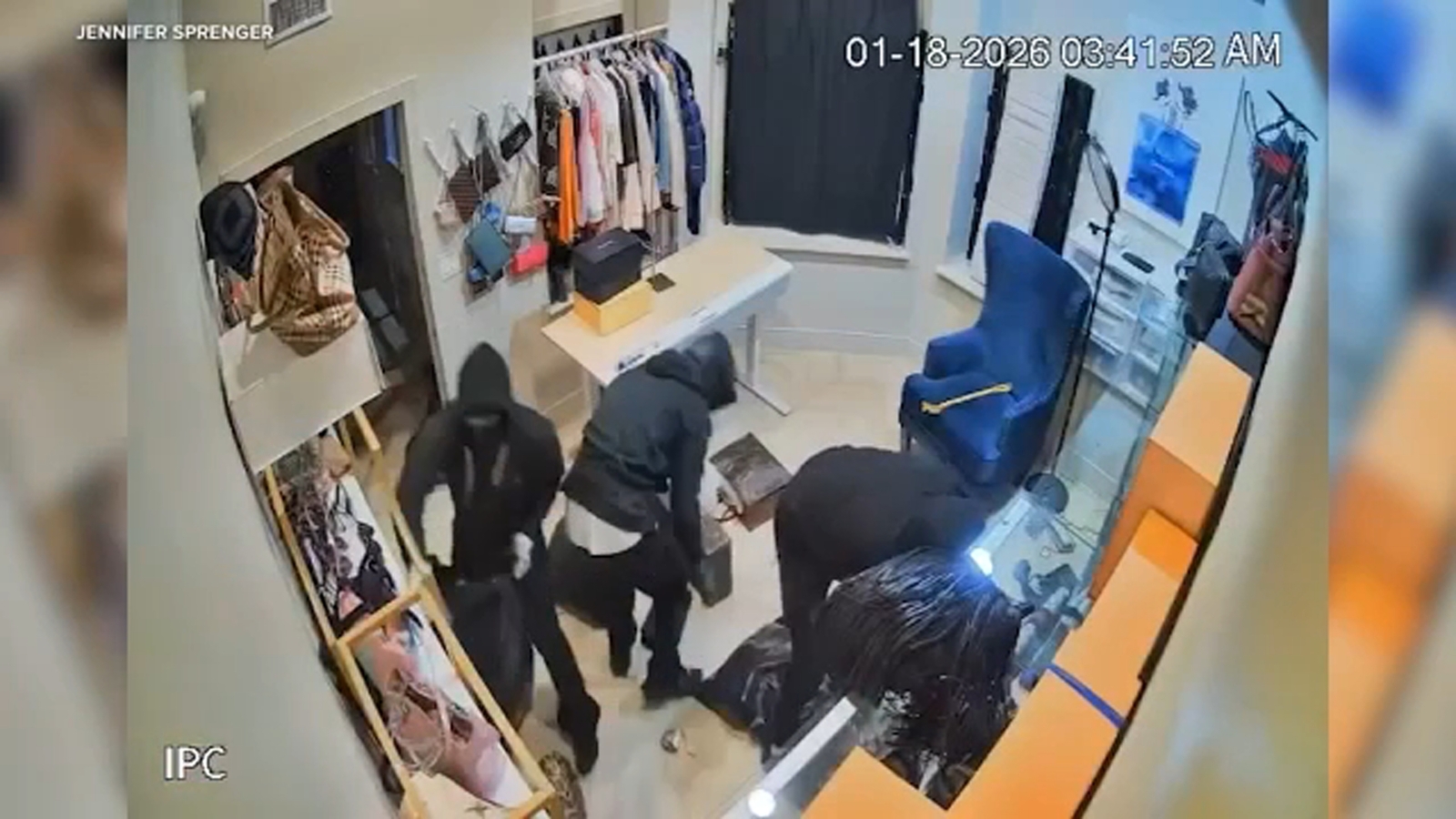  Burglars steal over $200,000 in luxury handbags from Newport Beach boutique