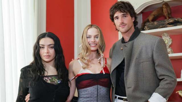  Margot Robbie Pairs Markgong Sheer Illusion Dress Comes With Multiple Bras