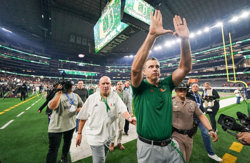 Mario Cristobal flashes the 