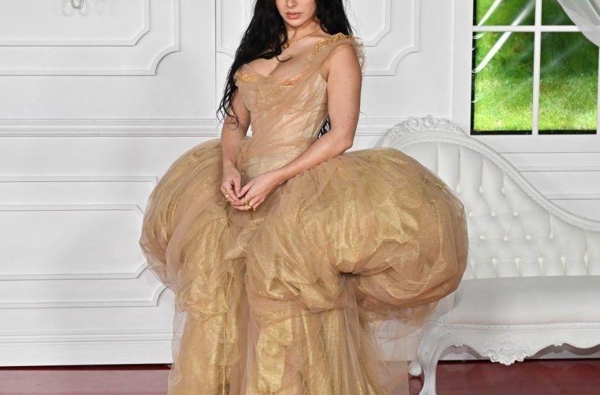  Charli XCX Wore John Galliano, YSL & Vivienne Westwood To The ‘Wuthering Heights’ LA Photocall & Premiere