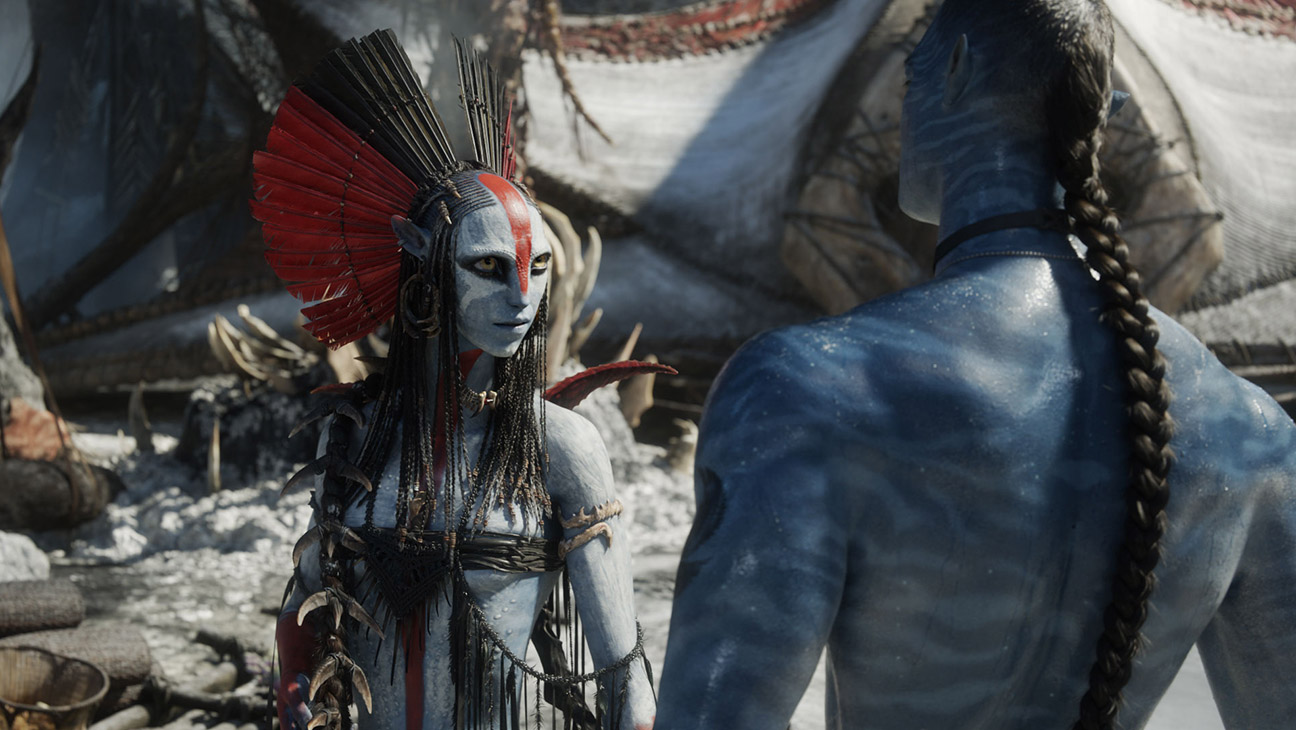 (L-R) Varang (Oona Chaplin) and Quaritch (Stephen Lang) in 20th Century Studios' Avatar Fire and Ash