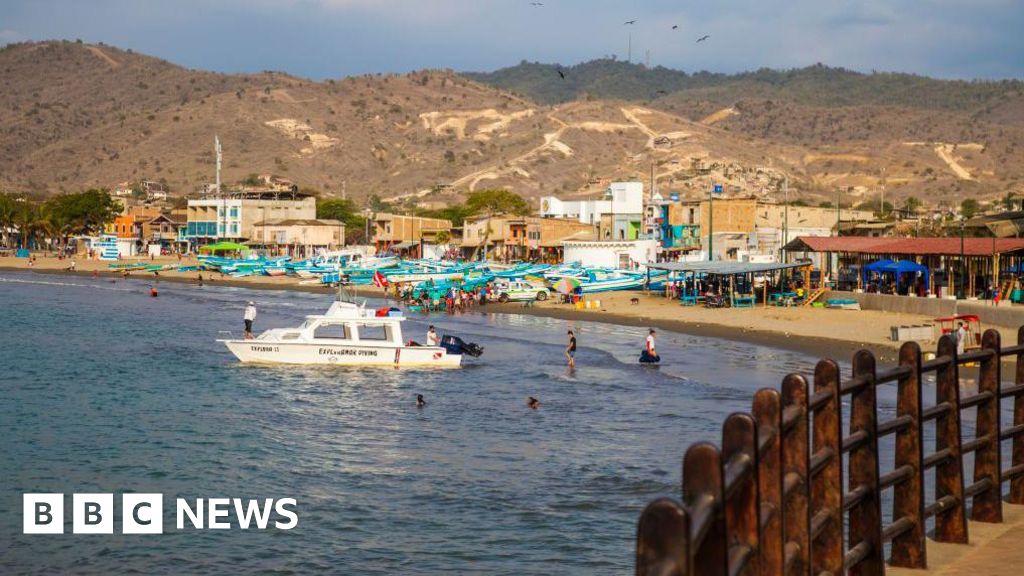  Five severed heads displayed on Ecuador beach