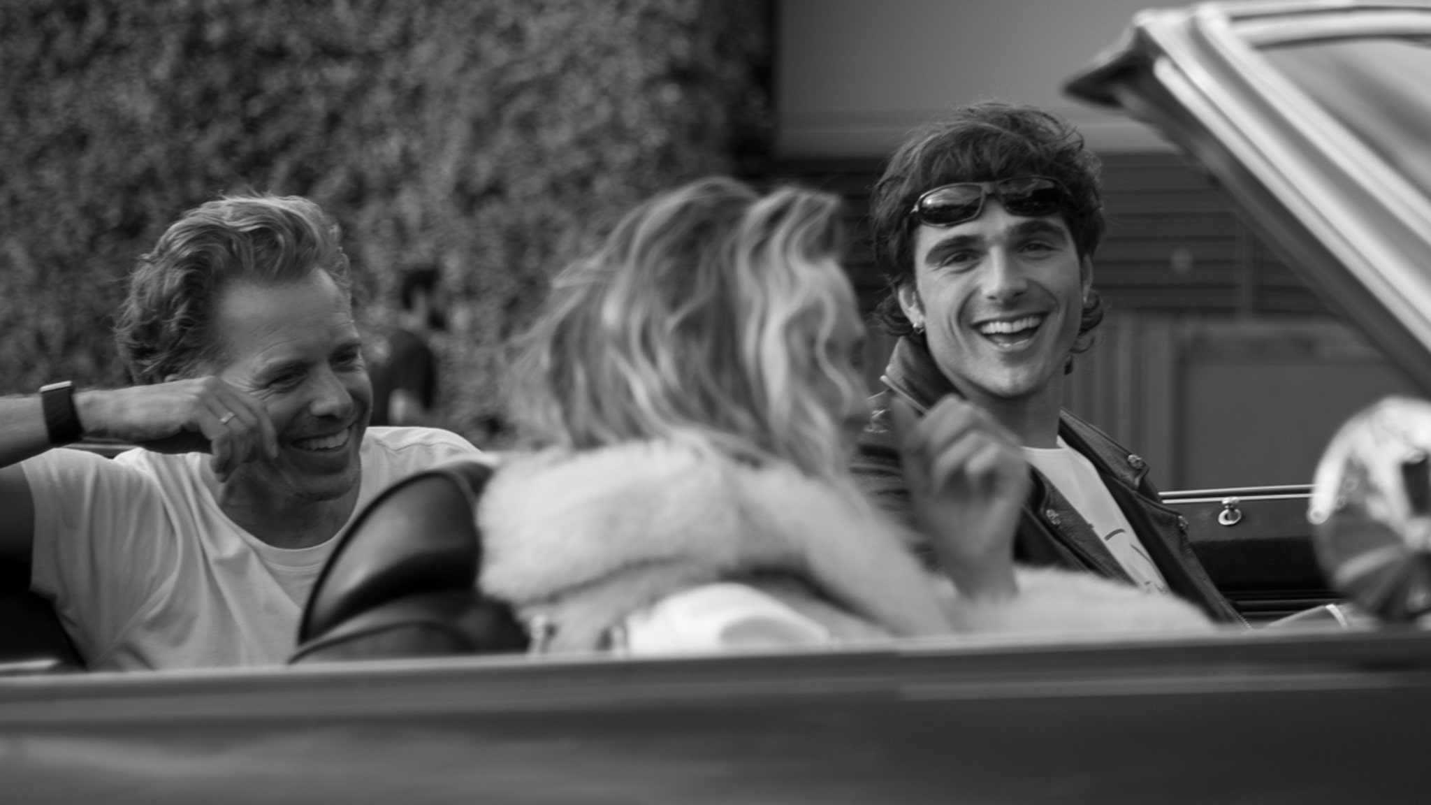  Margot Robbie & Jacob Elordi Look Great Together in Traffic in New Pics