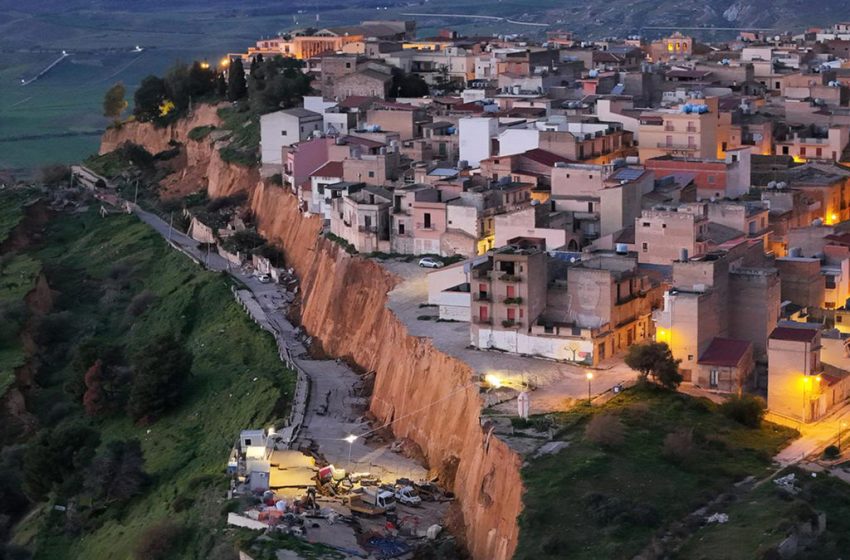  Huge landslide leaves Sicilian homes teetering on cliff edge