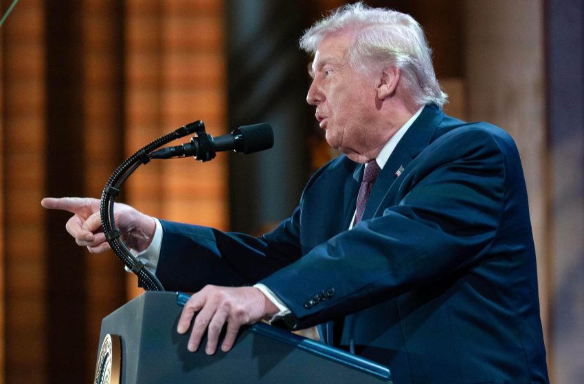  Trump yanks permitting process from Democrats after California fires | Donald Trump News