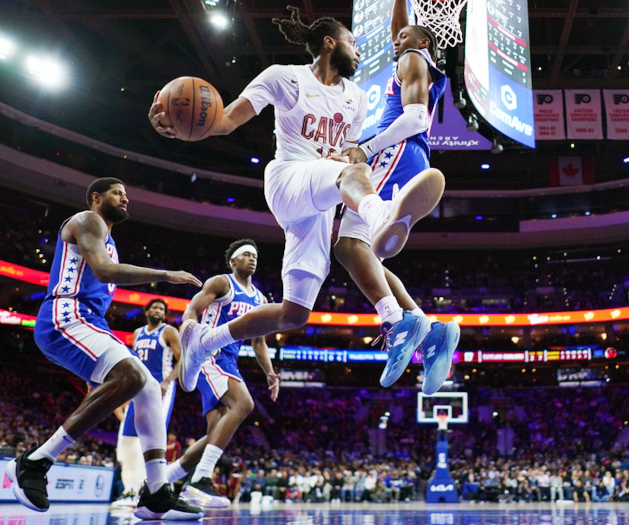  Darius Garland leaves game with injury in Cavs’ 133-107 rout over Philadelphia 76ers