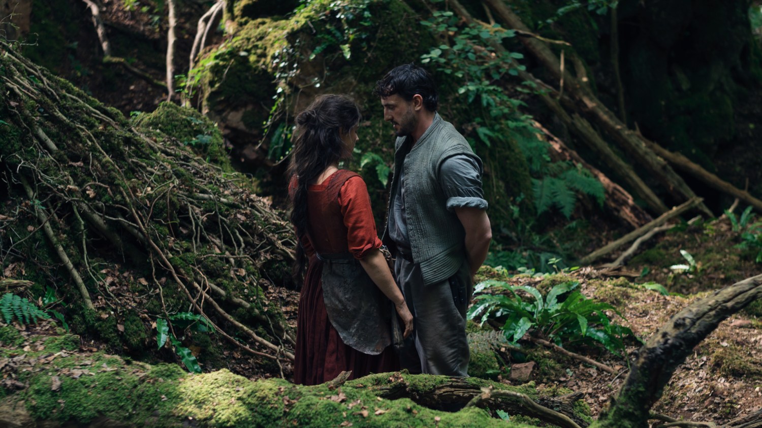 Jessie Buckley stars as Agnes and Paul Mescal as William Shakespeare in director Chloé Zhao’s 'Hamnet,' a Focus Features release.