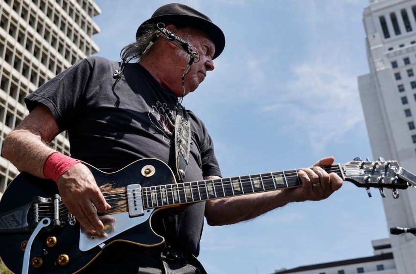  Neil Young Gifts Full Music Archive to Every Greenland Resident