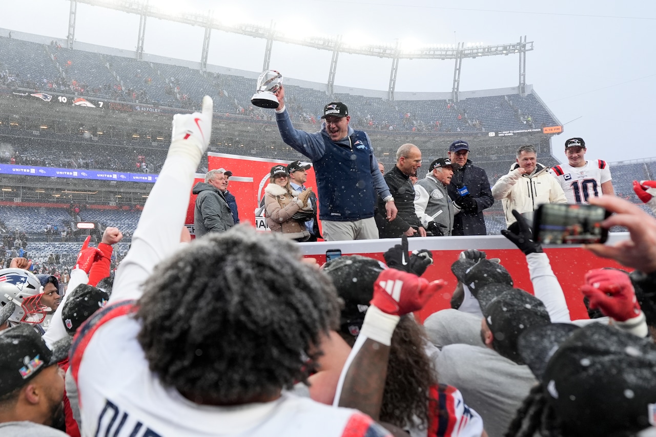  Inside Patriots locker room: Mike Vrabel chugged a beer after AFC Championship win
