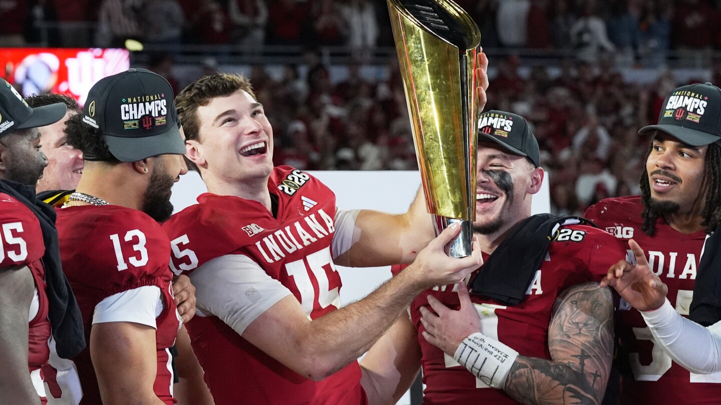  Mendoza shines as Indiana beats Miami 27-21 to win first national title