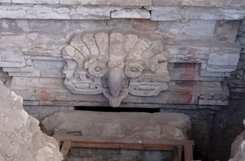  Archaeologists Stumble Upon 1,400-Year-Old Tomb in Mexico