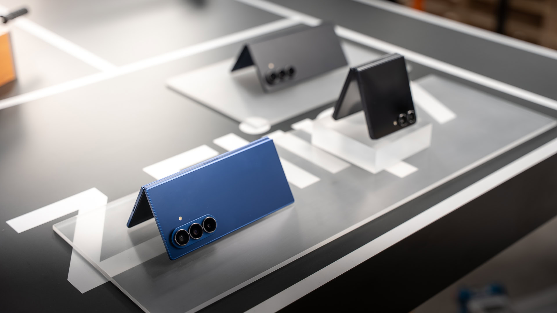 Samsung Galaxy Z Fold 7 & Z Flip 7 4 2