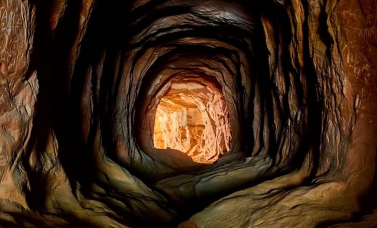  Scientists Stumble Upon Mysterious Tunnels in Desert Rocks