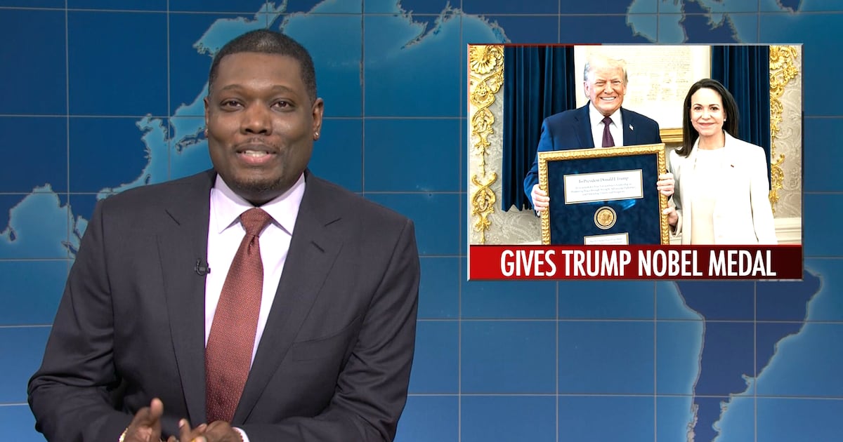  SNL’s Michael Che Blasts ‘Psycho’ Trump for Desperate Peace Prize Grab
