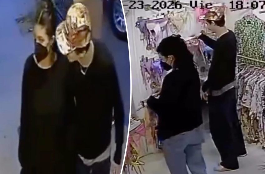  Timothée Chalamet helps Kylie Jenner pick out bikinis during Mexico getaway