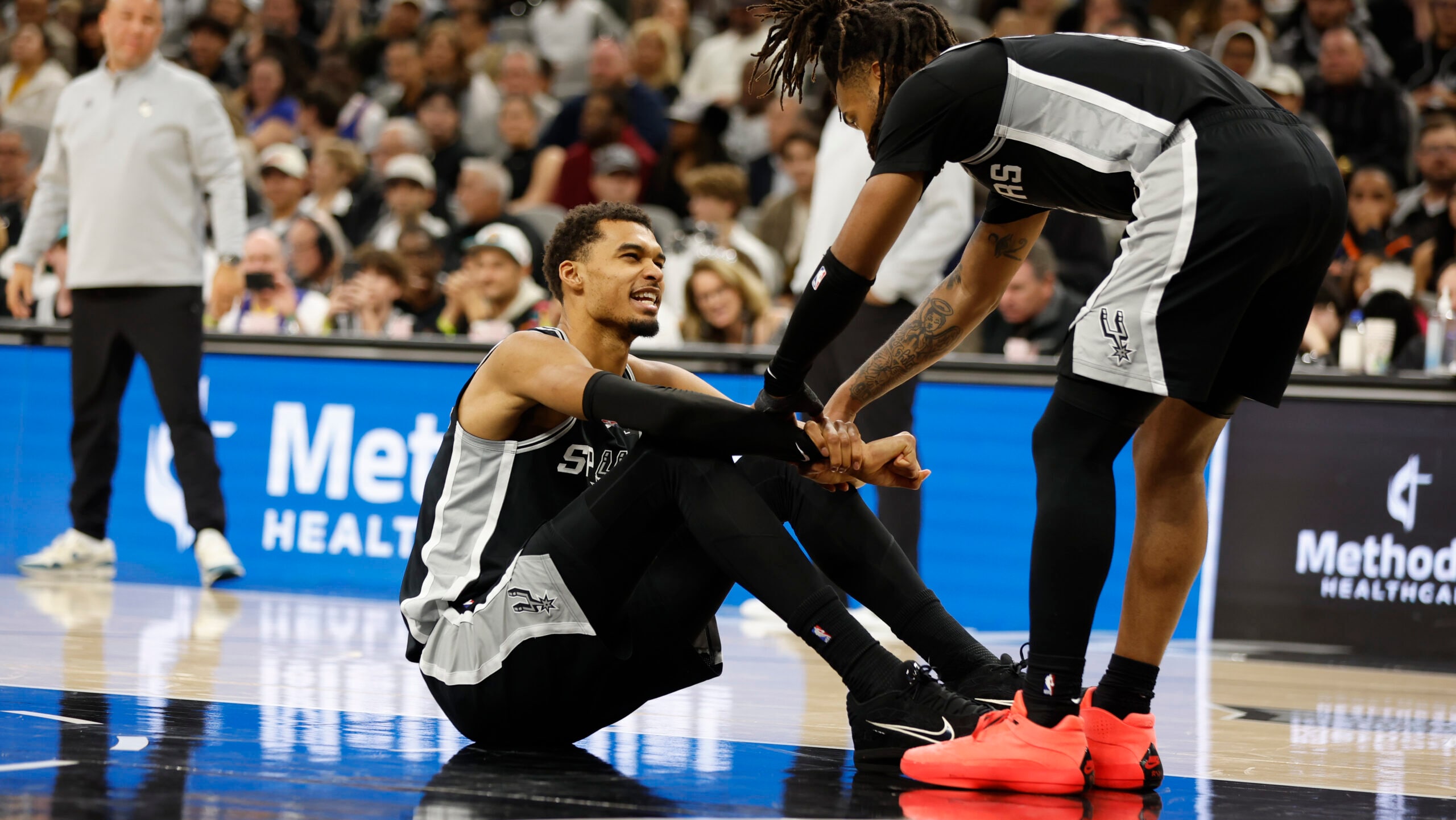  Victor Wembanyama left early vs the Knicks with knee injury