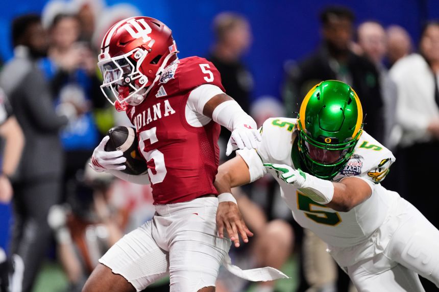 Indiana defensive back D'Angelo Ponds returns an interception for a touchdown against Oregon quarterback Dante Moore.