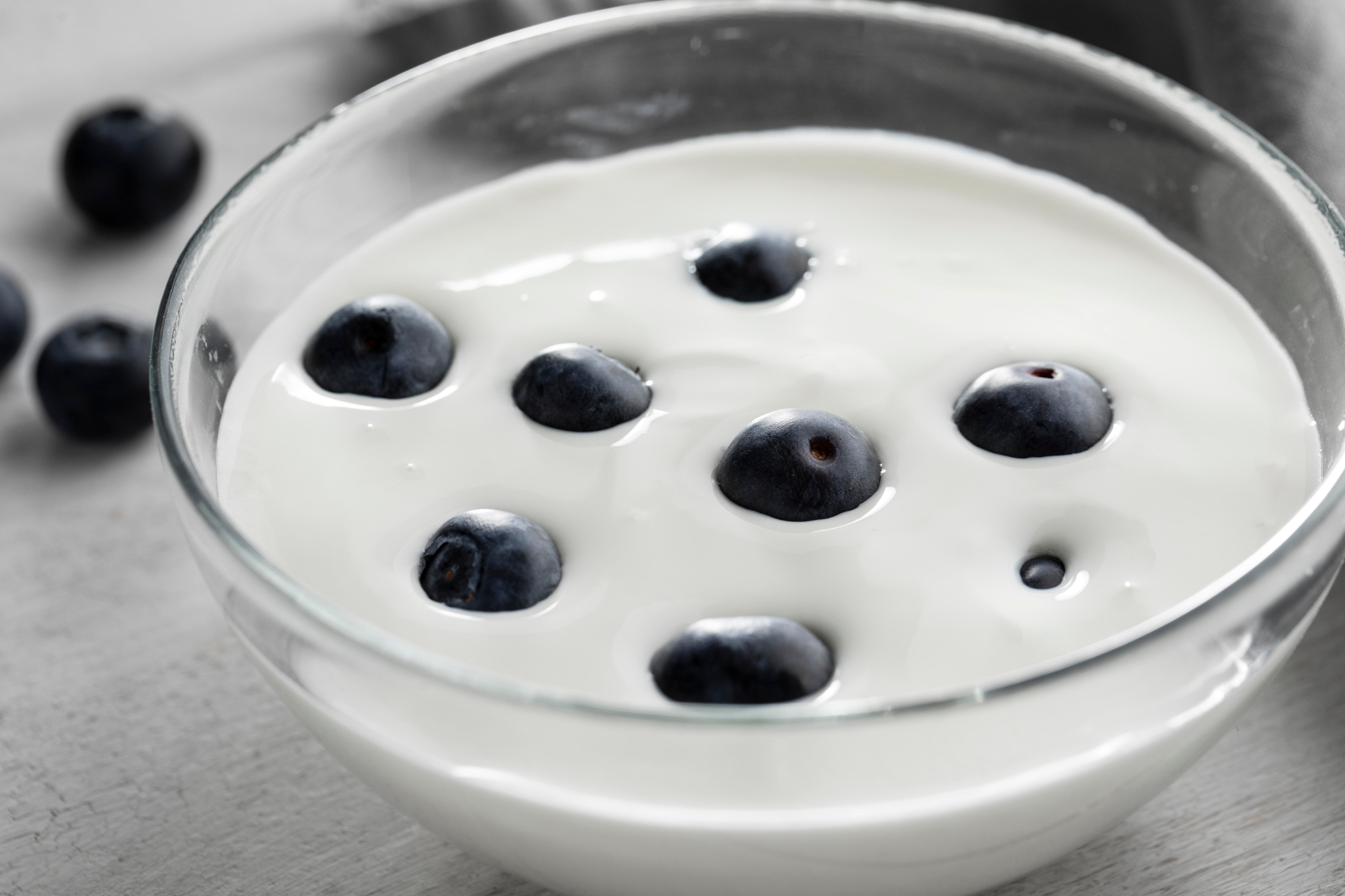 Add fermented foods like unsweetened yoghurt to diet. (Freepik)