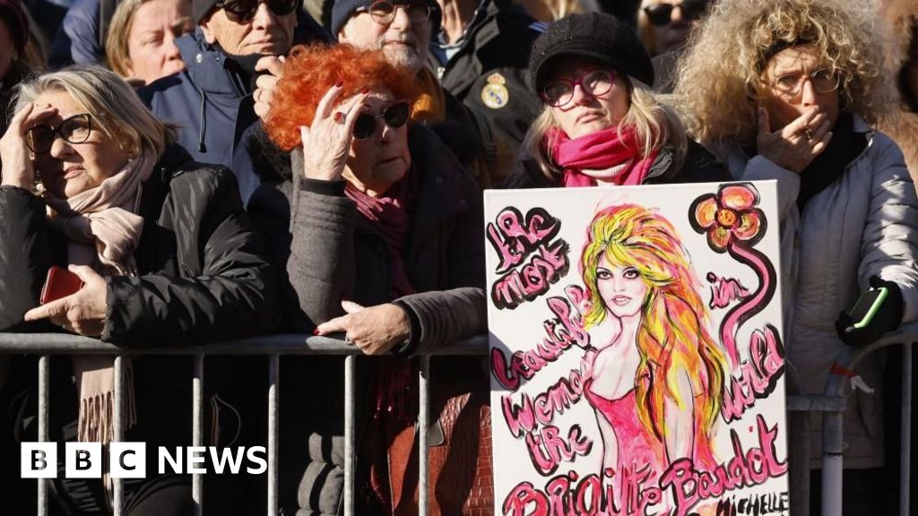  Crowds line Saint-Tropez streets for Brigitte Bardot funeral