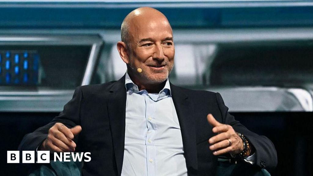  Bezos’ Blue Origin announces satellite rival to Musk’s Starlink