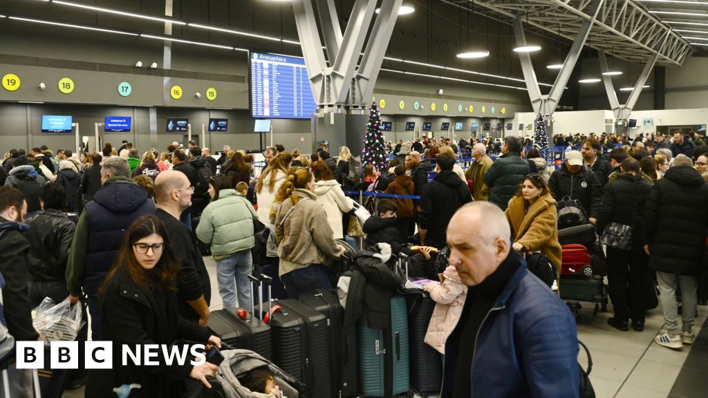  Thousands stranded across Europe as air space disrupted