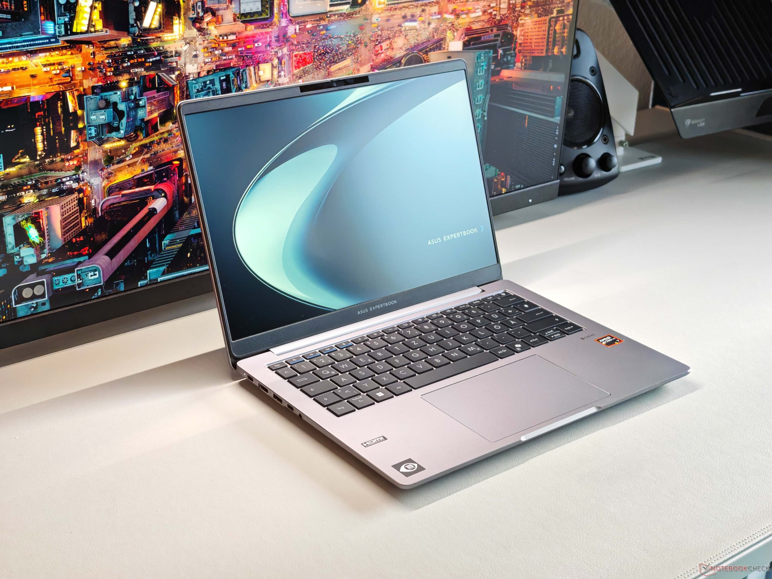  Asus ExpertBook PM3 Review: Office laptop with AMD, long battery life, and Copilot+