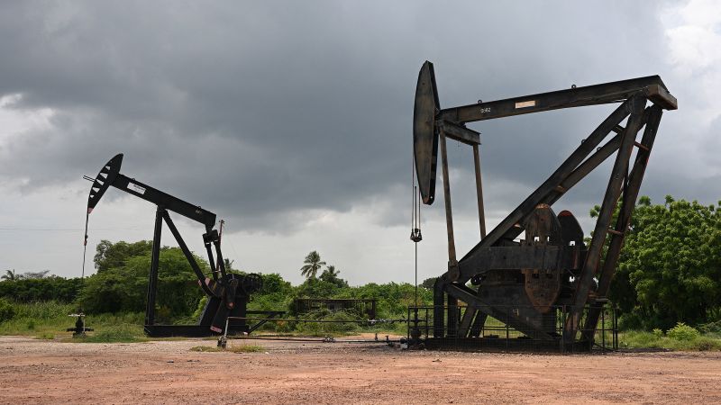  Trump says Venezuela will turn over 30 million to 50 million barrels of oil to US