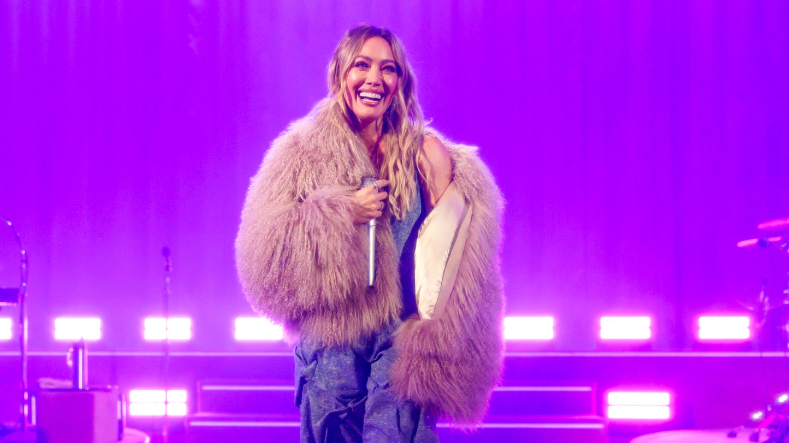  Hilary Duff Performs ‘What Dreams Are Made of’ for First Time Ever