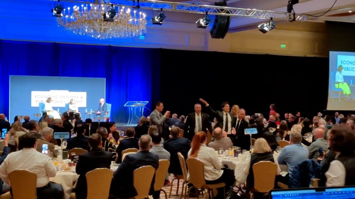  Former Sen. Kyrsten Sinema interrupted by hecklers in Utah