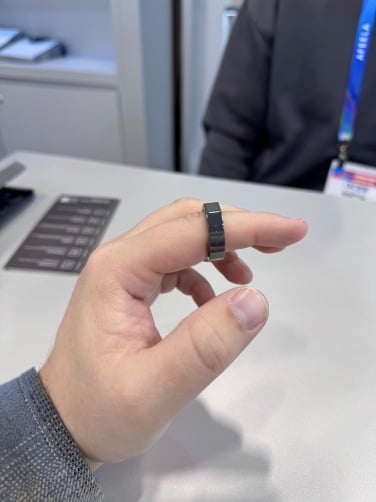 The Even Realities Even R1 smart ring on a man's finger.