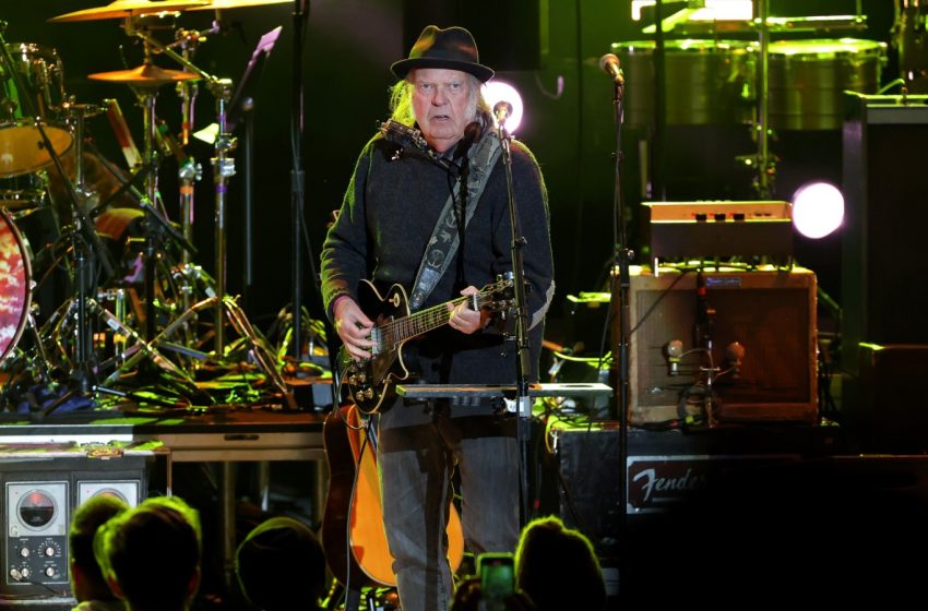  Neil Young Wages War Against Apple, Verizon Over Trump Support