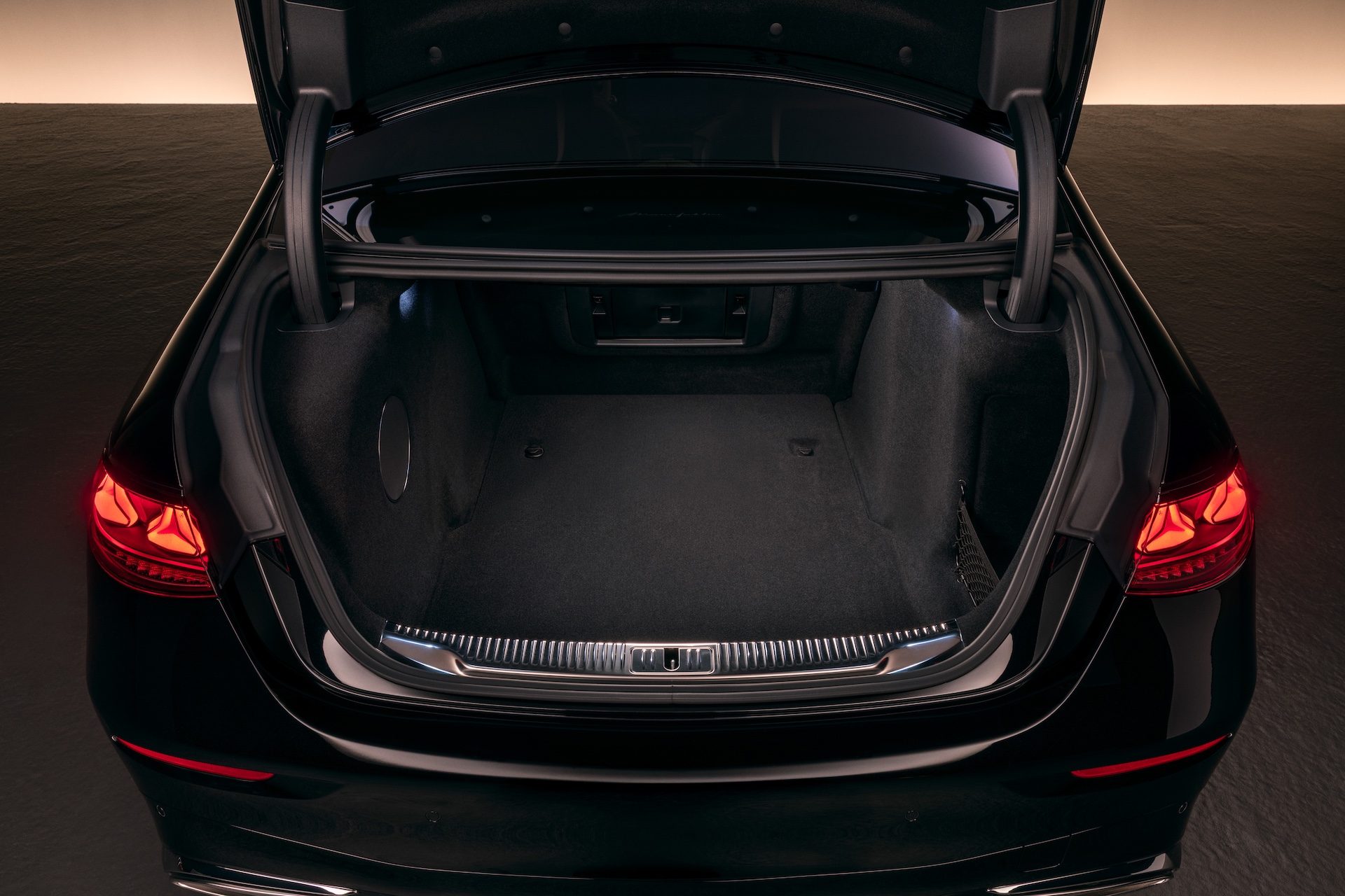 Die neue S-Klasse. Stuttgart, 2026. Lackfarbe: MANUFAKTUR black sparkling Exterieur: AMG Line Interieur: MANUFAKTUR tiefweiß / schwarz; Exklusiv-Paket The new S-Class. Stuttgart, 2026. Exterior colour: MANUFAKTUR black sparkling Exterior: AMG Line Interior: MANUFAKTUR deep white/black; Exclusive Package