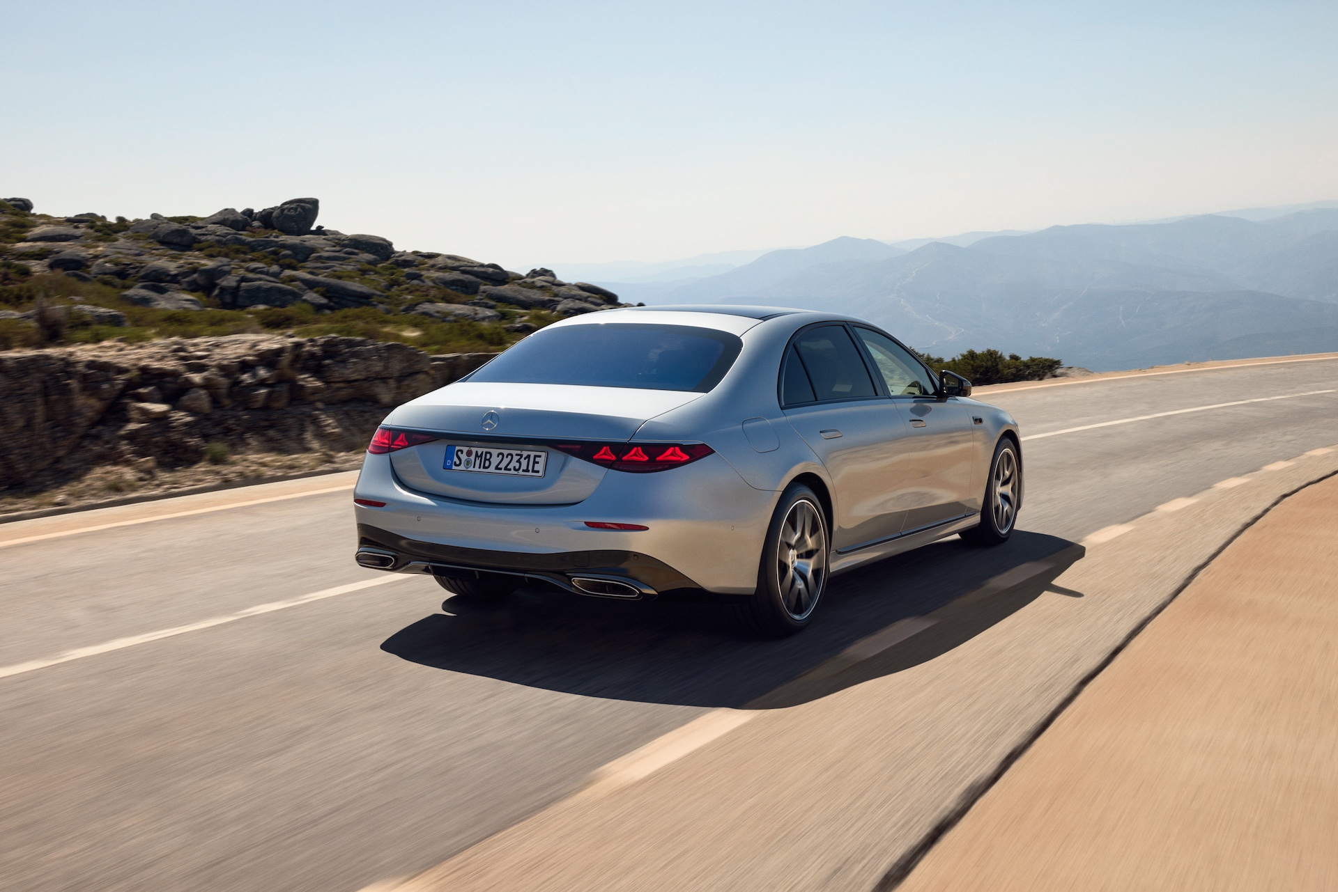 Die neue S-Klasse. Stuttgart, 2026. Lackfarbe: Hightechsilber metallic Exterieur: AMG Line; Night-Paket Interieur: Exklusives Nappa-Leder macchiatobeige / magmagrau; Exklusiv-Paket The new S-Class. Stuttgart, 2026. Exterior colour: Hightech silver metallic Exterior: AMG Line; Night Package Interior: Exclusive Nappa leather macchiatobeige / magmagrey; Exclusive Package