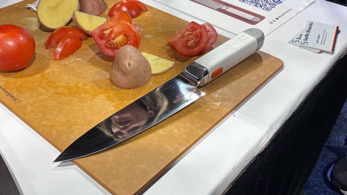  What It’s Like to Slice Food With an Ultrasonic Knife That Vibrates 30,000 Times Per Second