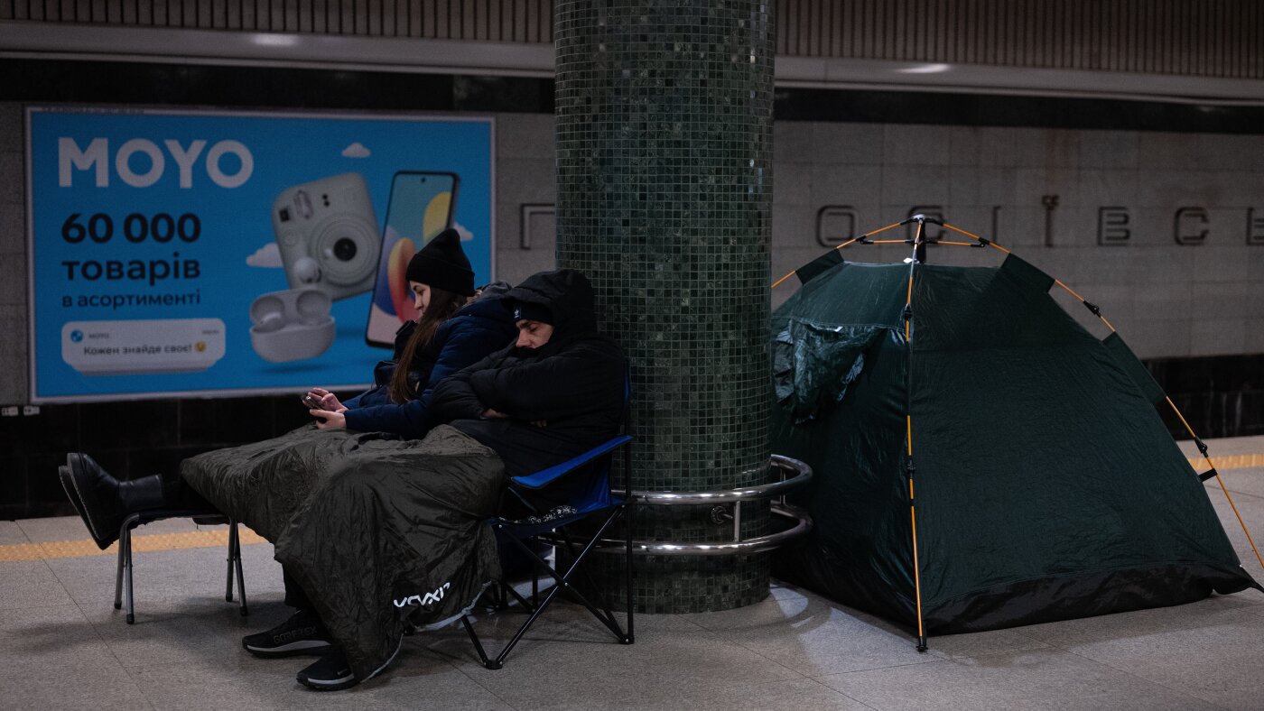  Russian strikes leave Kyiv without heat in freezing cold : NPR