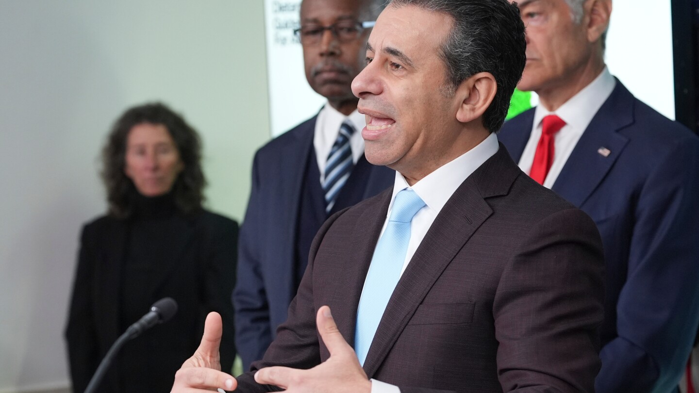  FDA commissioner’s drug review plan sparks alarm