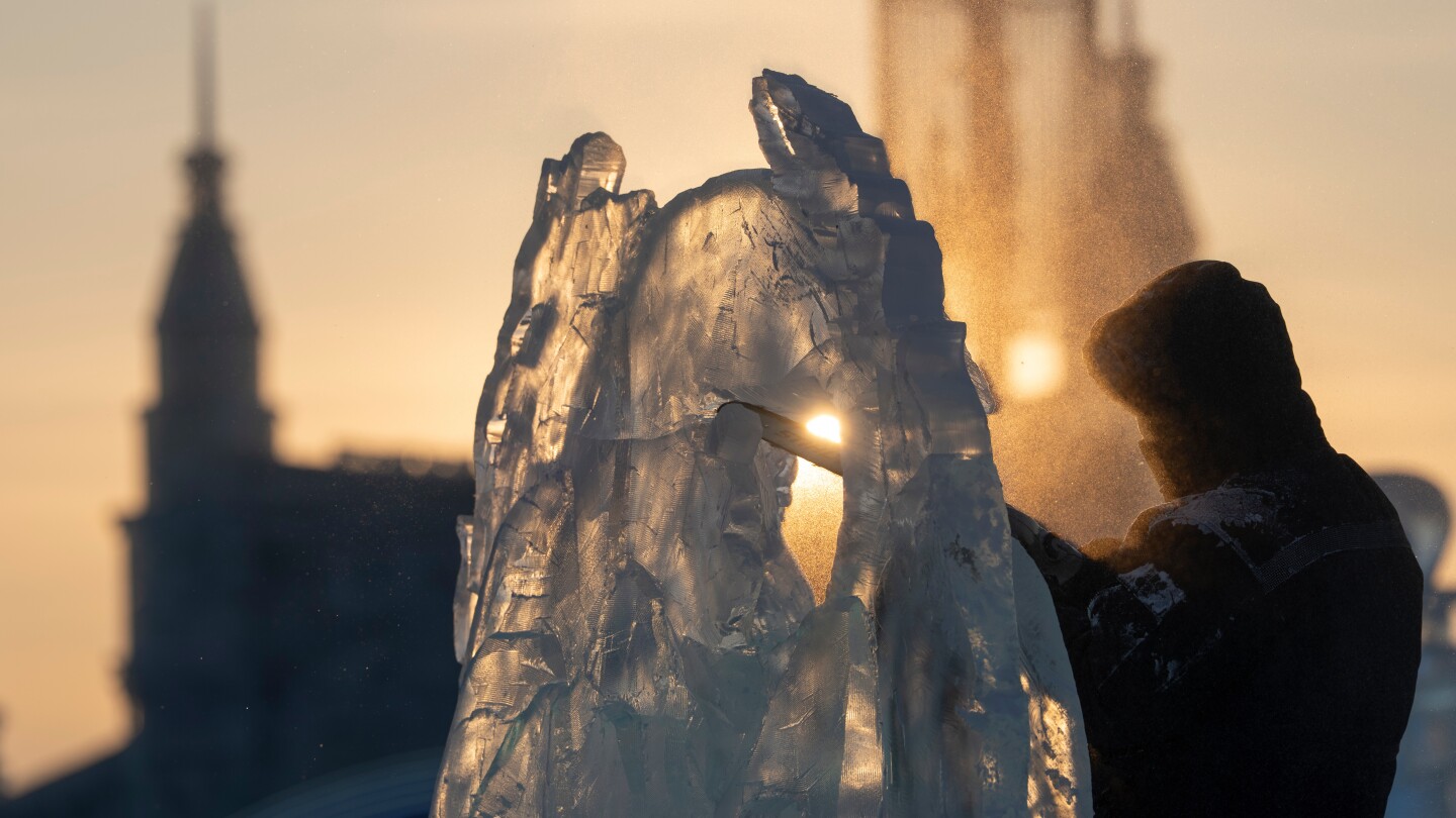  Harbin ice festival draws sculptors and spectators