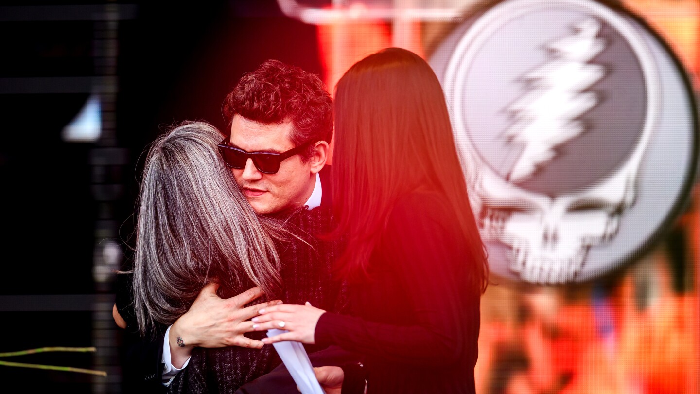  Fans in San Francisco pay tribute to Grateful Dead’s Bob Weir, who died at age 78