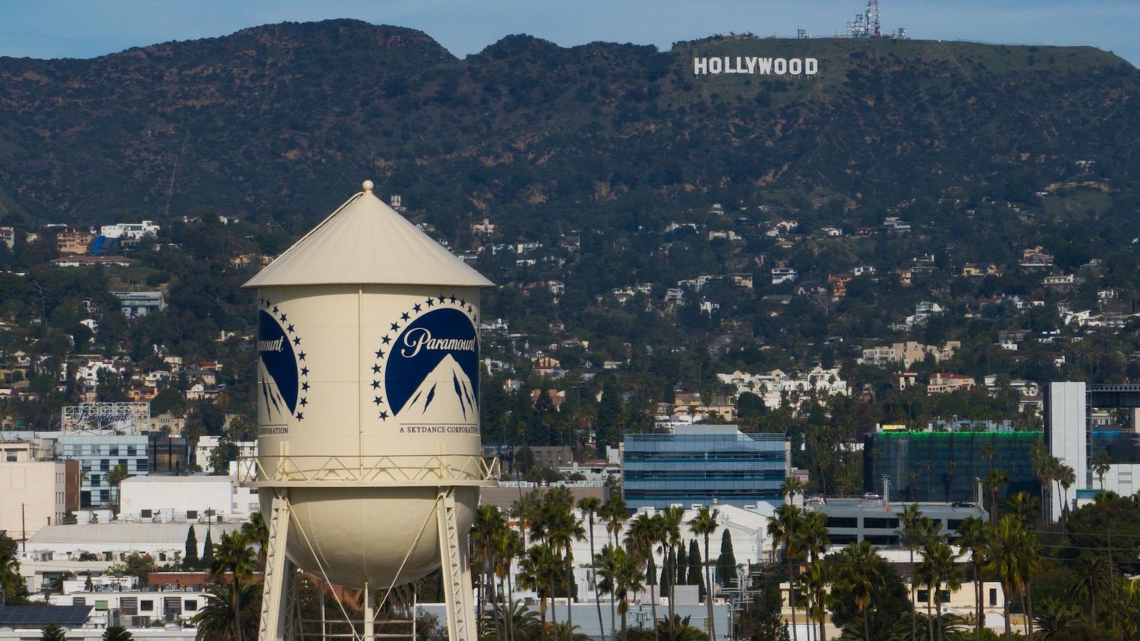  Warner Bros rejects Paramount takeover, tells shareholders to stick with Netflix