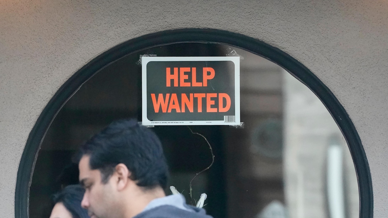  Slightly more Americans file for jobless benefits in the last week of 2025