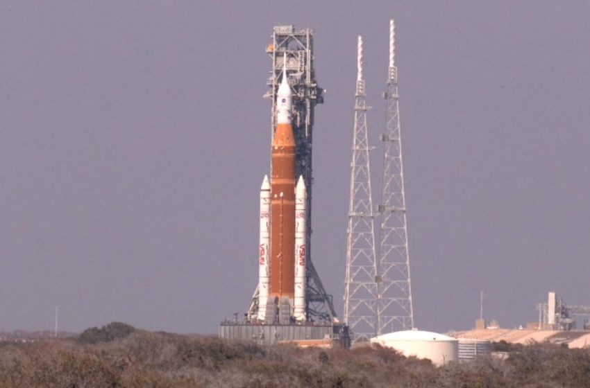  NASA hauls moon rocket off launch pad to fix another launch-delaying malfunction