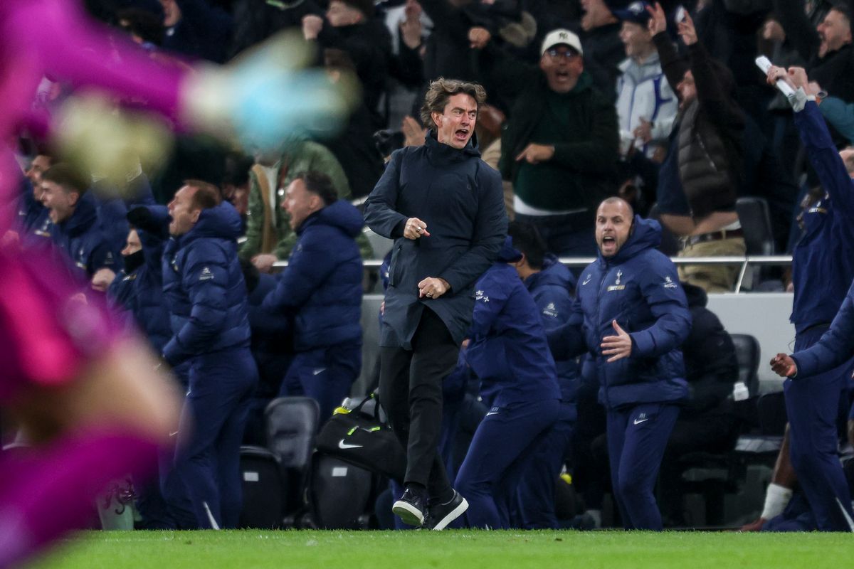 Thomas Frank celebrates after Dominic Solanke scores to make it 2-2 during the Premier League match between Tottenham Hotspur and Manchester City