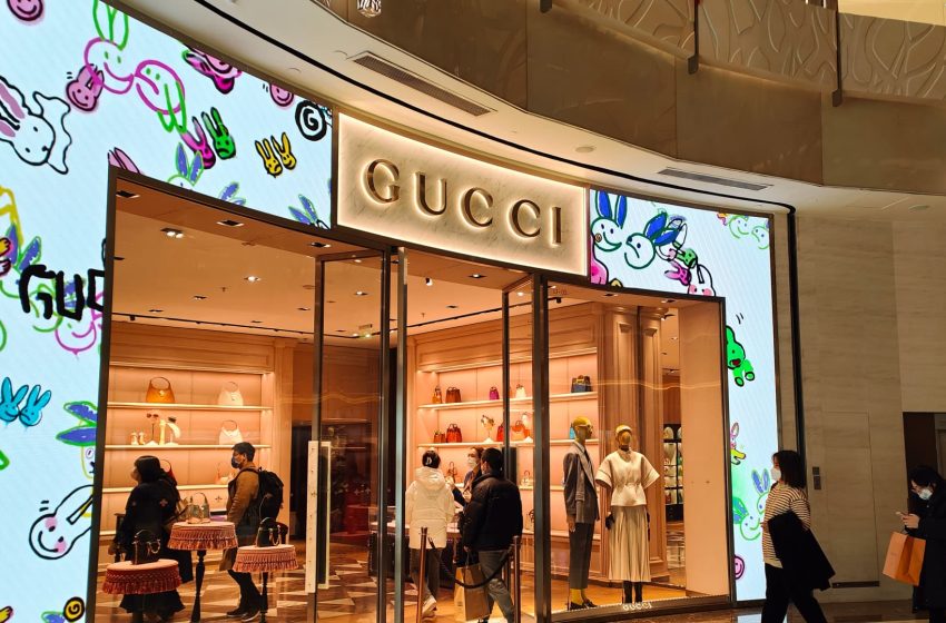  Gucci-owner Kering beats on sales as new CEO maps revival