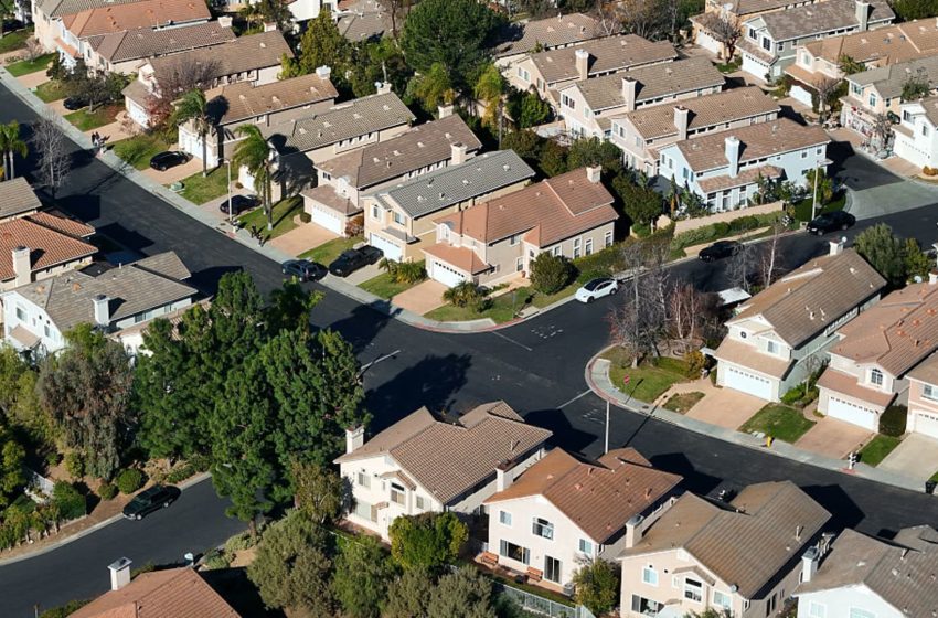  Mortgage rates drop below 6%, matching lowest level since 2022