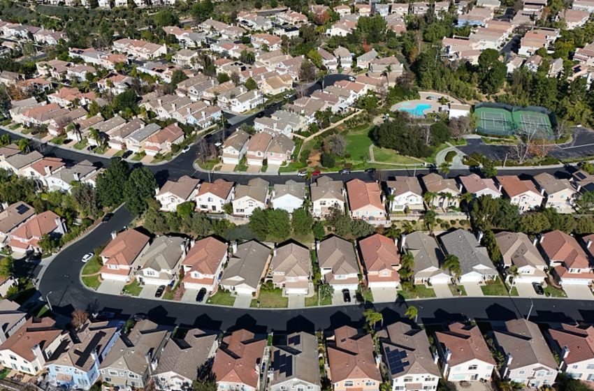  Mortgage rates sink to the lowest level in a month, sparking more refinance demand