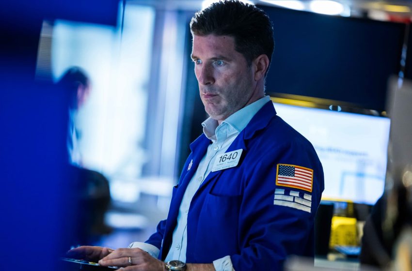  investors await more economic data