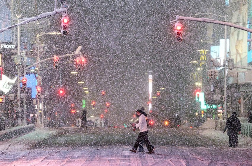  Winter storm slams U.S. northeast as NYC issues travel ban