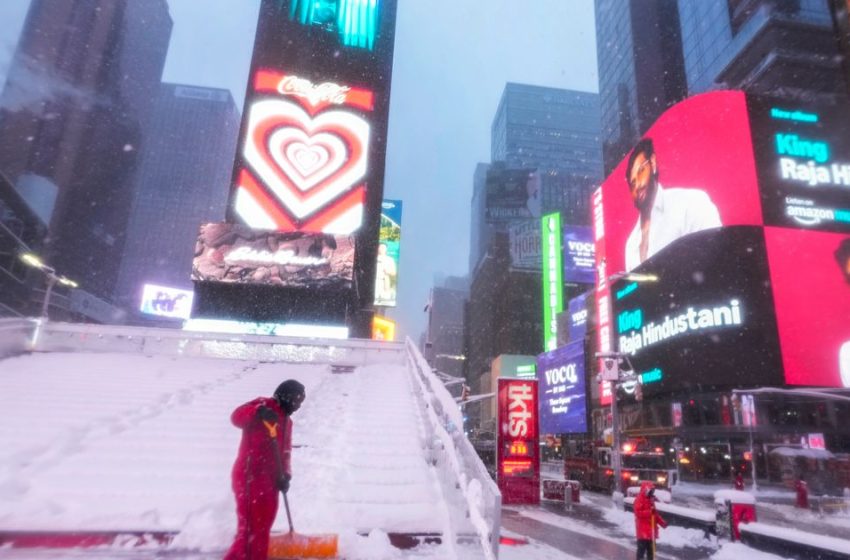  Snowfall intensifies in Northeast, with many stuck at home under blizzard warnings and travel bans :: WRAL.com