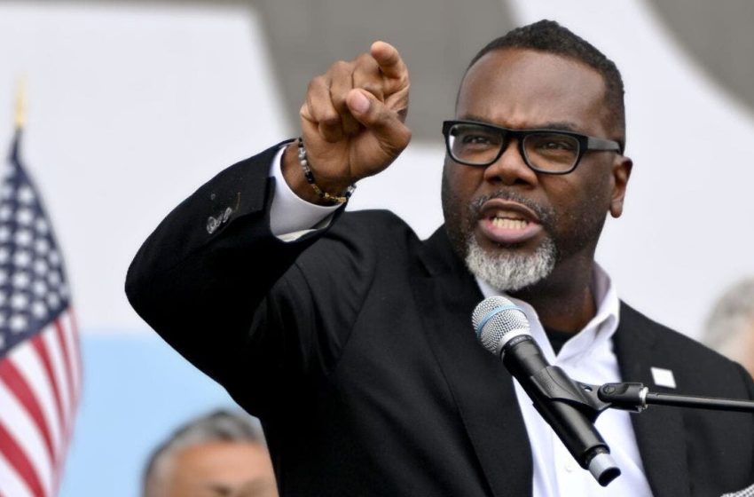  Chicago Mayor Brandon Johnson signs executive order targeting ICE agents
