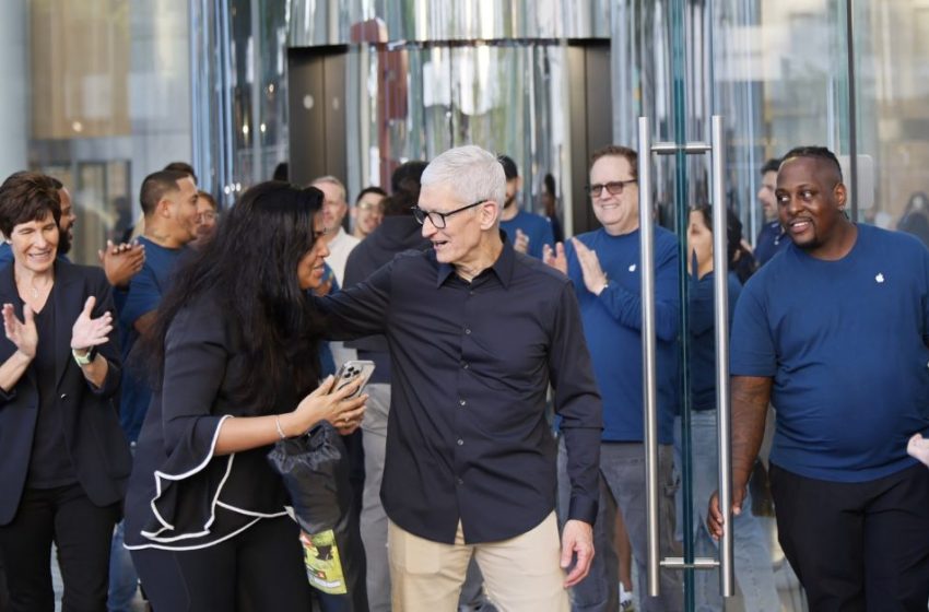  Tim Cook teases new product categories and services enabled by AI